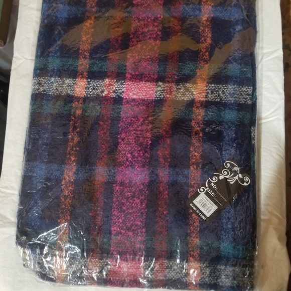 NWT, Soft Plaid Throw Blanket - Picture 2 of 2